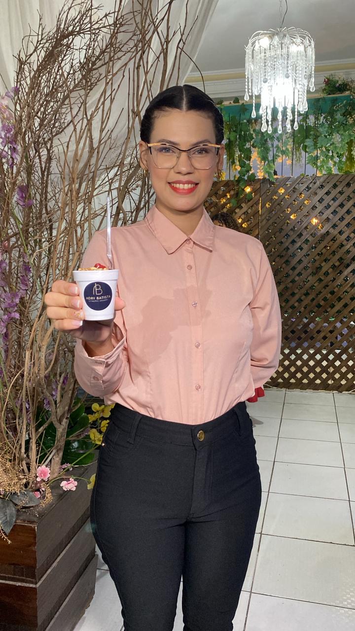 Adry Batista servindo açaí gourmet em evento